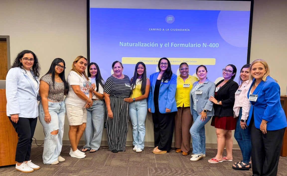 Participantes del taller de ciudadanía y naturalización con Jessica L. Pérez-Salazar